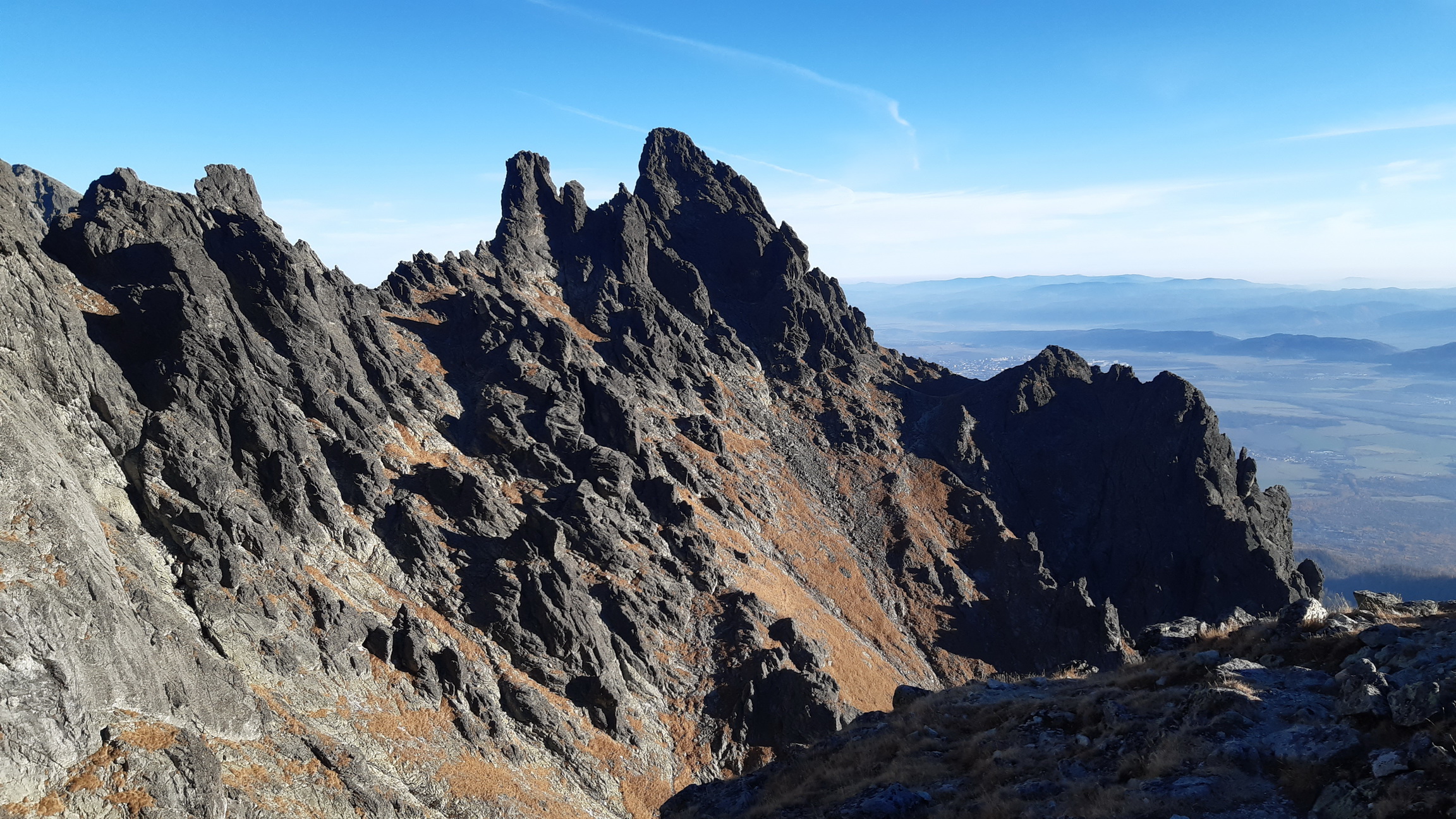 Granátové_veže_a_vpravo_Granátová_lávka