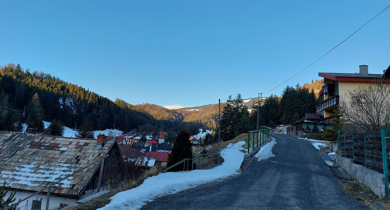 Viac posypu ako snehu vo Vernári, vzadu svieti Hoľa. Viac_posypu_ako_snehu_vo_Vernári,_vzadu_svieti_Hoľa.