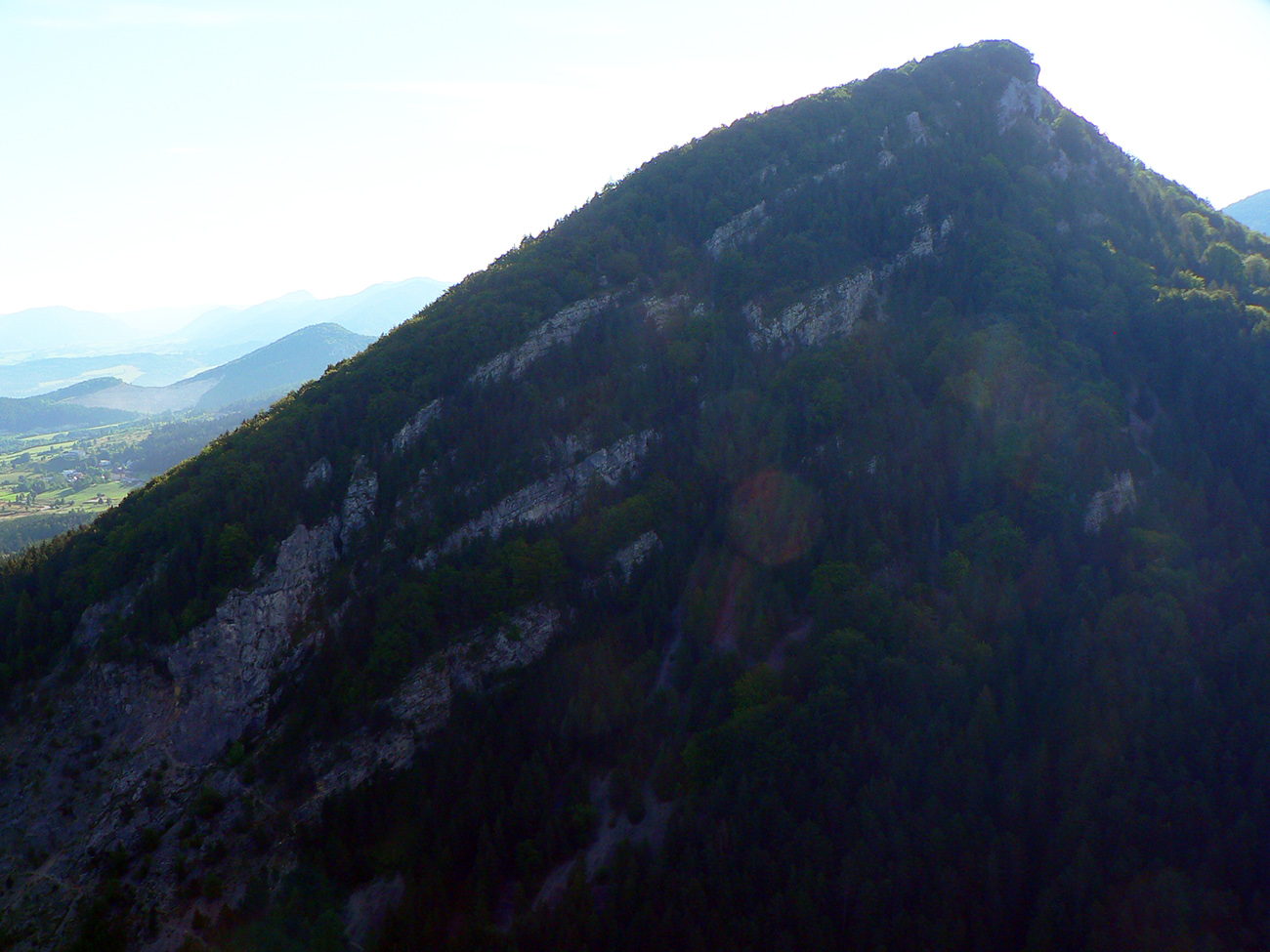Naproti pózuje samozrejme Hoblík, len pre lepšiu fotku sem treba prísť popoludní. Naproti_pózuje_samozrejme_Hoblík,_len_pre_lepšiu_fotku_sem_treba_prísť_popoludní.