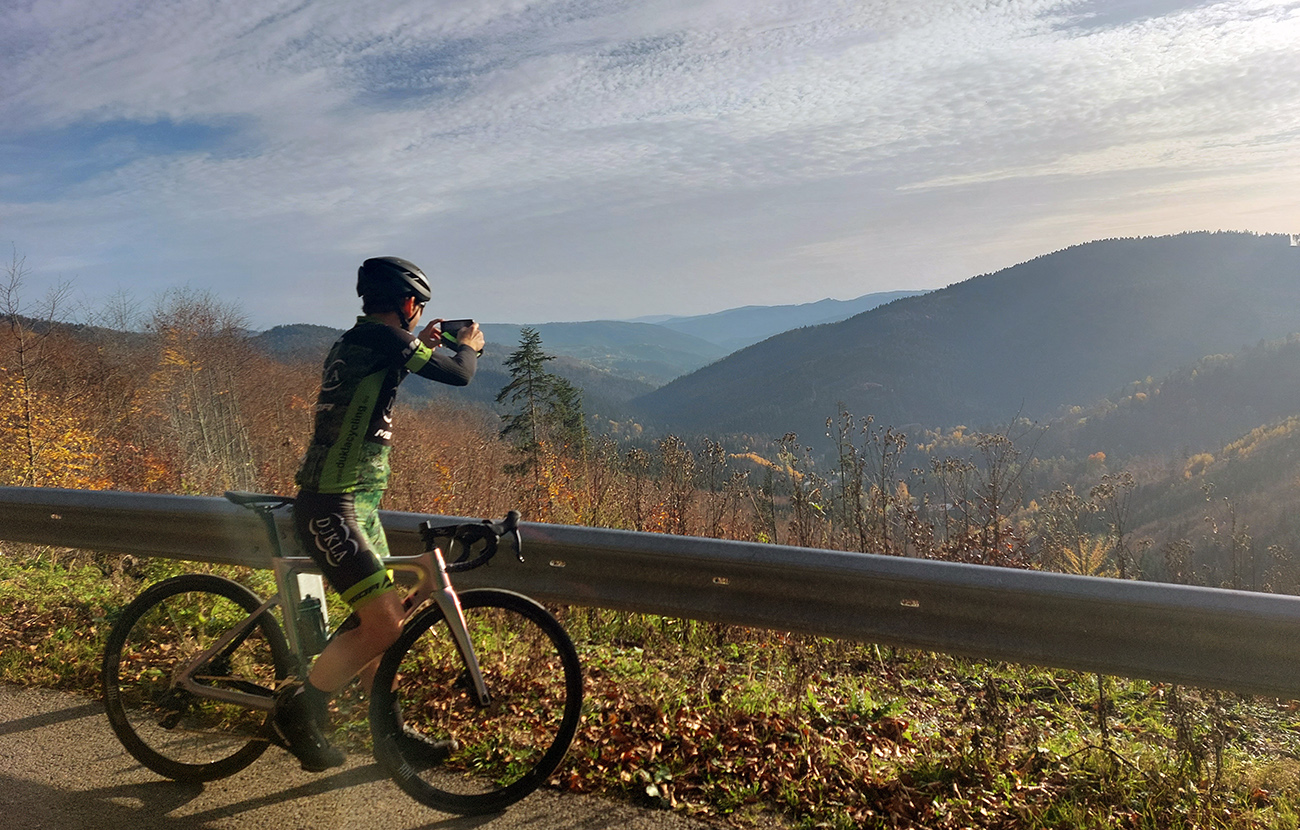 Domáci pozná miesta na fotopauzy, aj keď teraz je to trochu moc proti slnku. Domáci_pozná_miesta_na_fotopauzy,_aj_keď_teraz_je_to_trochu_moc_proti_slnku.