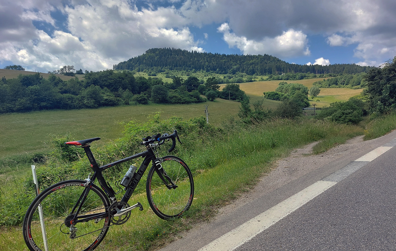 Prvým_ramenom_hviezdice_je_príjazd_do_Nitrianskeho_Pravna_popod_Vyšehrad.