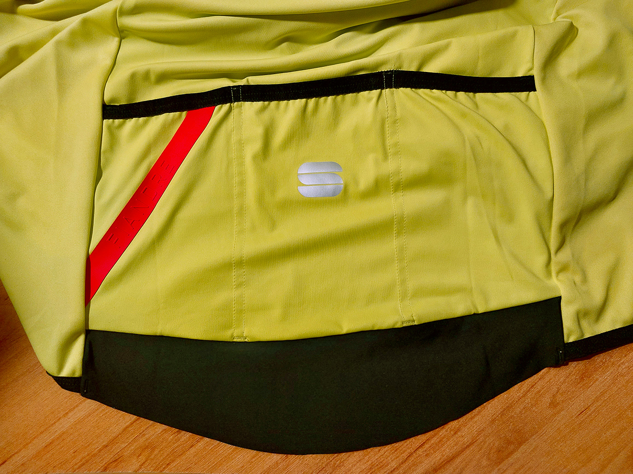 Vrecká s oboma odrazkami, pružným lemom hore a predĺženým chrbtom dole. Vrecká_s_oboma_odrazkami,_pružným_lemom_hore_a_predĺženým_chrbtom_dole.