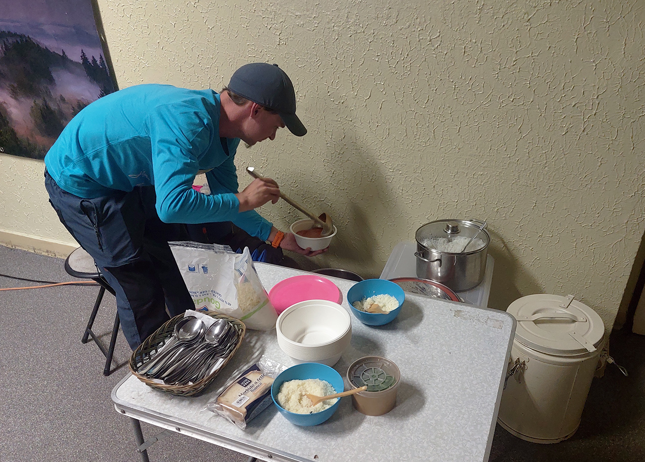 Ultracelebrita_Paťo_sa_síce_maskoval_za_kuchárku_zo_školskej_jedálne,_no_neúspešne.