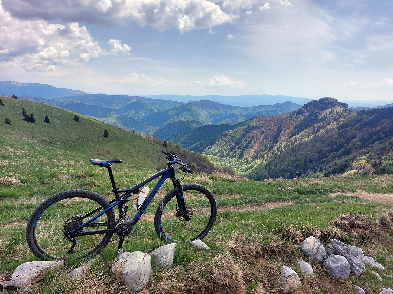 Pod Rybovským sedlom hrkotavý zjazd pokračuje, s výhľadmi okolo Majerovej skaly. Pod_Rybovským_sedlom_hrkotavý_zjazd_pokračuje,_s_výhľadmi_okolo_Majerovej_skaly.