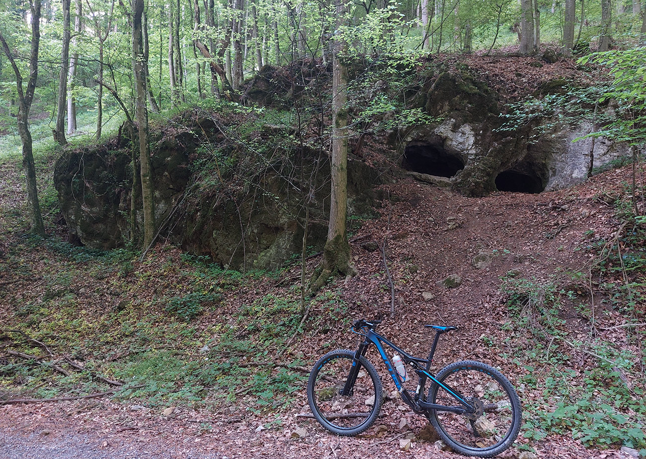 Dole Sásovskou aj popri jej malých jaskyniach... Dole_Sásovskou_aj_popri_jej_malých_jaskyniach...